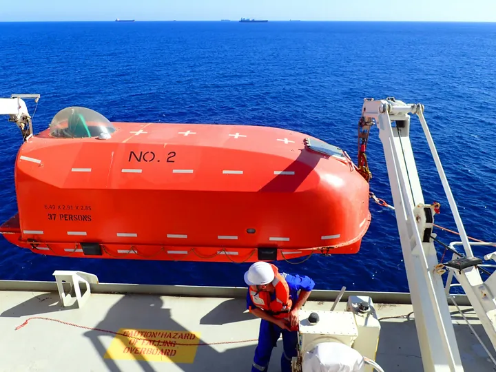 Lifeboat Safety: Release Mechanism & Procedures