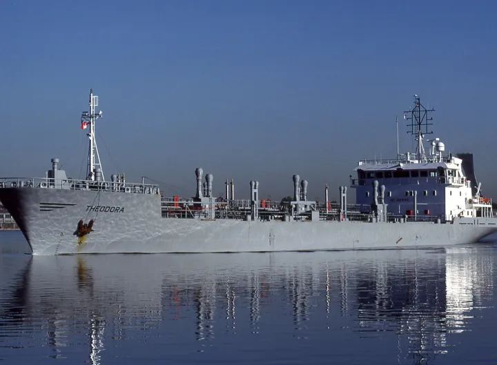 Photo of AVENGER BOW